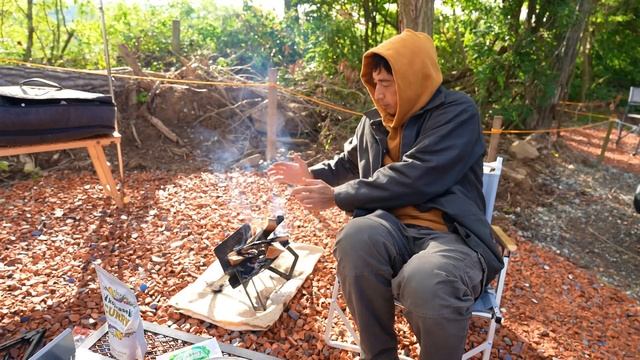 キャンプで夜にハム焼いて食べて、朝はこじらせカレーを作る男 смотреть онлайн