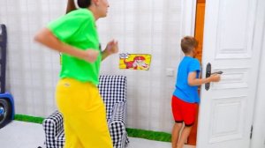 Влад и Никита играют в прятки с Крисом