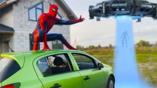 Человек паук встретил пришельца. Инопланетянин хотел украсть автомобиль у супергероя.