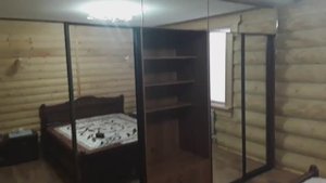 Встроенный шкаф-купе с зеркальными дверьми и антресолью на всю стену