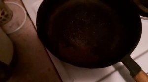 Срочно, после мытья, чистите солью  сковородку.