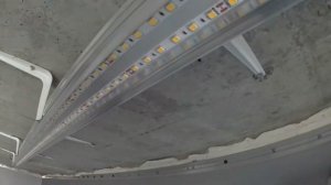Натяжной потолок со светодиодными линиями
