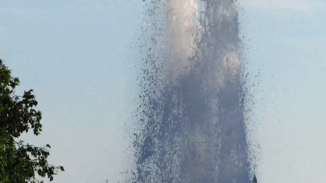 Фонтан у Большого театра "Оперы и Балета" в Минске. смотреть онлайн