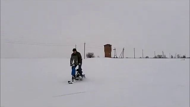 Катание по снегу на скутере с гусеницей..wmv