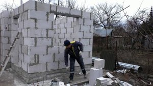 ГАЗОБЛОК=перекрываем ДВЕРНЫЕ и ОКОННЫЕ проёмы УГОЛКАМИ. КОСЯК подвала=ТРЕЩИНЫ в стенах=ПРОШУ совета