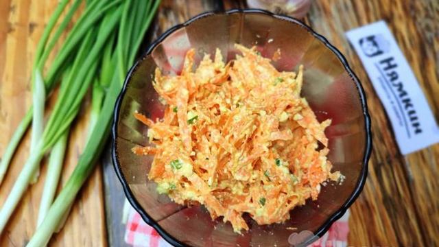 Салат из моркови с творогом и чесноком