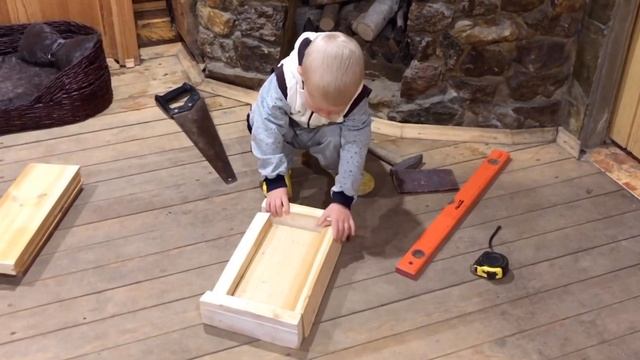 Малыш делает кормушку для птиц своими руками | Поделки для дачи смотреть онлайн