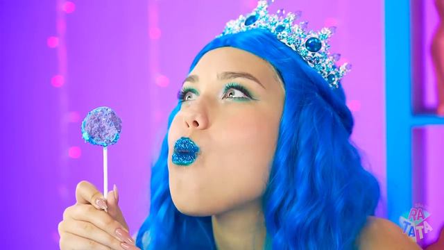 Desafío de comida rosa vs azul | Mascando chicle de un color por 24 horas | Guerra épica por RATATA смотреть онлайн