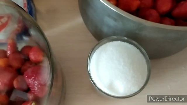 Консервирую клубнику. День прошел не зря.