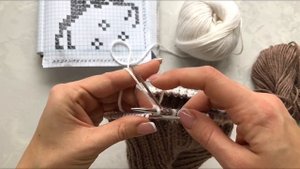 Мастер-класс «Новогодняя» шапка спицами с оленями (+ схема узора) в технике жаккард из пряжи Gazzal