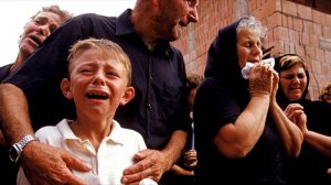 Кошка залезла на гроб на похоронах, а через секунду раздался детский плач!