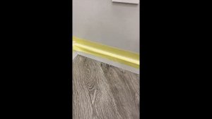 Обработка герметикой щелей на плинтусе