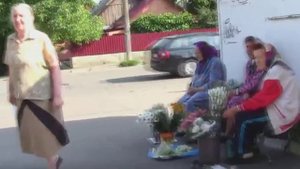 Старухи бьют детей