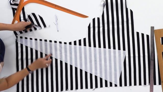 Красивое платье в полоску с боковыми вставками для беременных и кормящих. Часть 2. Раскрой, примерк смотреть онлайн