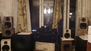маленький ящик дает басы, Биджис