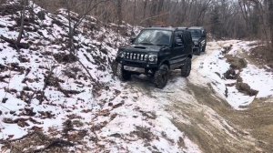 Suzuki Jimny по лесным тропам