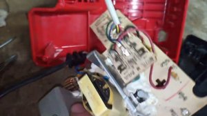 Огляд MILWAUKEE M12-18 C зарядка до інструментів.