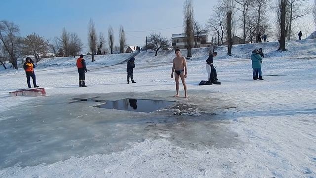Окунание в проруби на Хрещение 19.01.2021г. Миргород смотреть онлайн