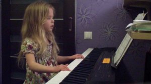 "Под небом голубым" играет и поет Элина 4 года (2016г)