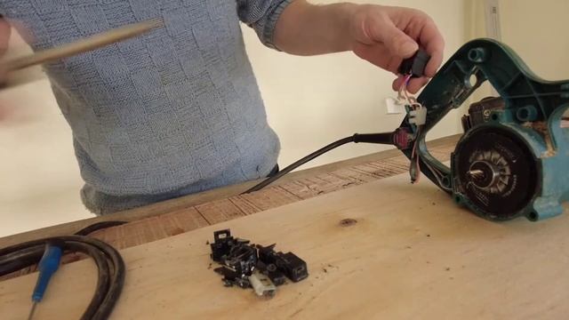 Замена кнопки на циркулярной пиле Makita 5604R смотреть онлайн