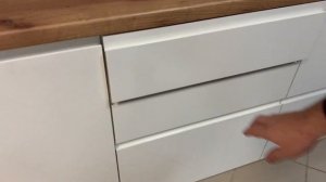 Кухня на заказ. Встроенная духовка и микроволновка. Встроенный холодильник. Кухня без ручек. Кухня