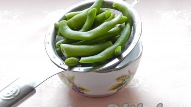 Салат с куриной грудкой и стручковой фасолью