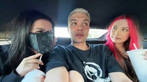 Даня Милохин tenderlybae sendom1 akyuliych едут на кабриолете в бассейн на твич стриме 29 июня 2022