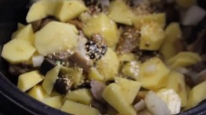 Попробуйте такую вкусную картошку с лесными грибами - готовим в мультиварке