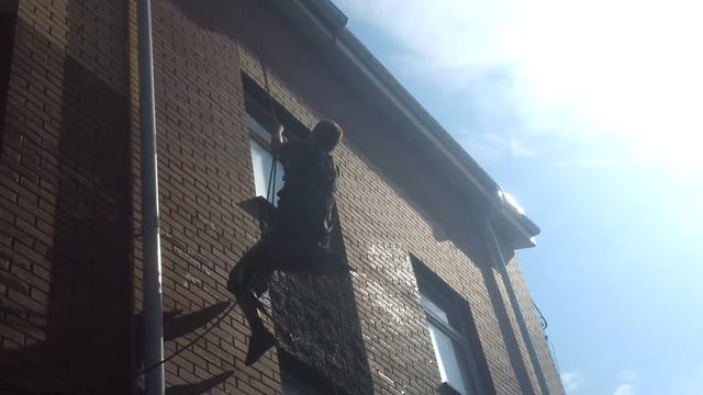 Помывка фасада с помощью промышленных альпинистов смотреть онлайн