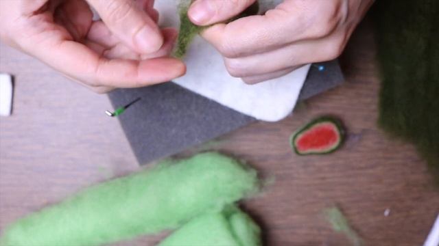 КАК СВАЛЯТЬ АРБУЗ из шерсти дома мастер класс  #валяние #сухоеваляние #валяниеизшерсти