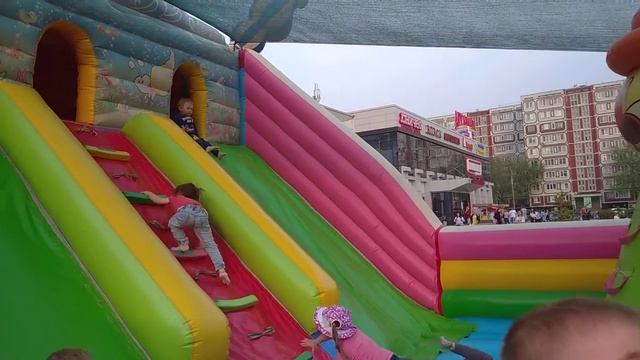 Батут с Носками и без в первый раз, развлекательная надувная горка, покатались смотреть онлайн