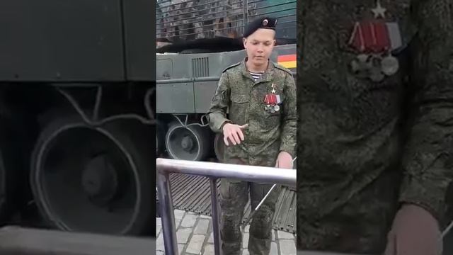 Самого скромного Героя России встретили на Поклонной горе на выставке трофеев иностранной техники