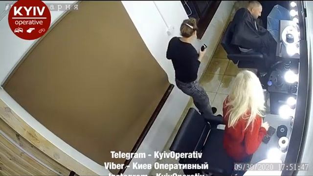 В Киеве мужчина облил парикмахерскую бензином и хотел поджечь: появилось видео смотреть онлайн