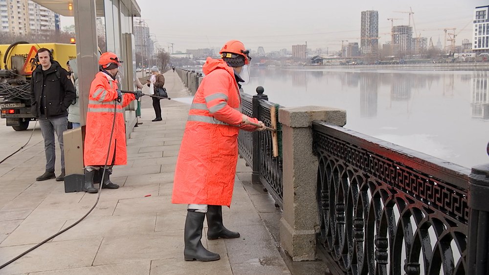 В Москве после зимы промывают инженерные сооружения / Город новостей на ТВЦ