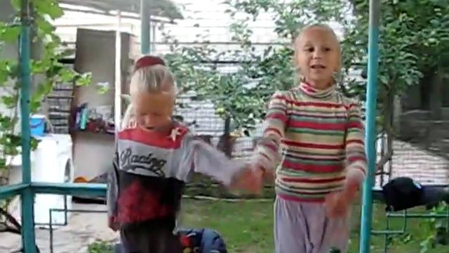 Ира и Ева поют ЕЛКА смотреть онлайн