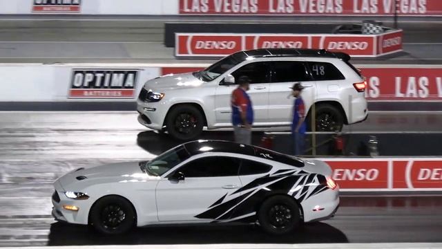 Mustang Ecoboost против Jeep SRT - Drag Racing