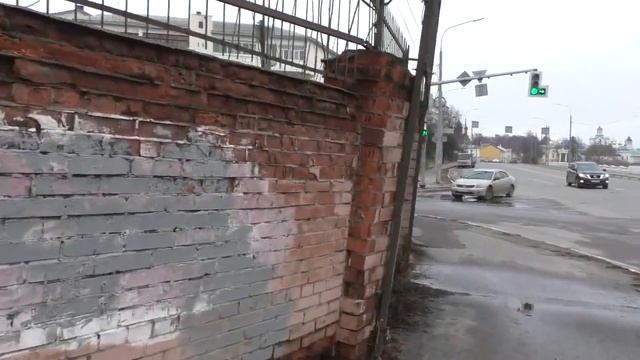 Бидон сломал кирпичный забор #урбанистика #благоустройство #архитектура