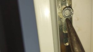 Почему дует из пластиковых окон. Регулировка прижима своими руками