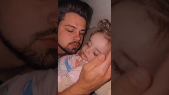 TODDLER CUDDLES DAD?