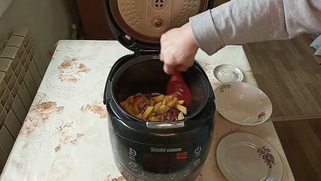 Картофель с копчёным мясом в мультиварке.  Ароматное жаркое.