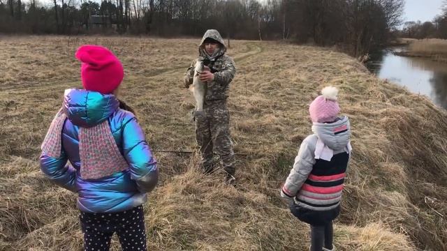 Взял жену и детей на рыбалку!Ловля жереха! смотреть онлайн