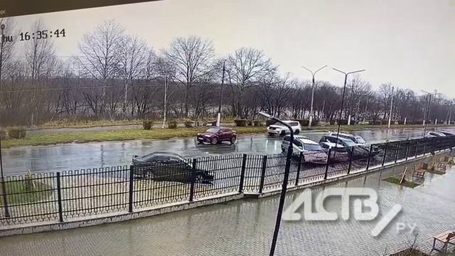 В Аниве Nissan Moco снёс четыре автомобиля, припаркованных у школы искусств смотреть онлайн