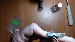 Наносим люминофор на прицельные приспособления // Apply phosphor to gun sights