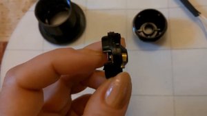 Почему горит индикаторная отвертка на нулевом и проводе заземления?