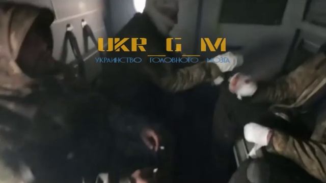 Экипаж украинской САУ после её уничтожениея, повезло все выжили.
