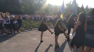 Начало линейки,выход первоклассников с одиннадцатиклассниками