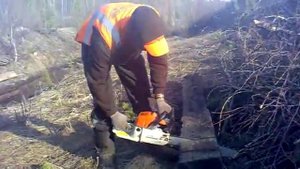Путейцы.Олег пилит бензопилой шпалу! // Oleg chainsaw sawing tie!