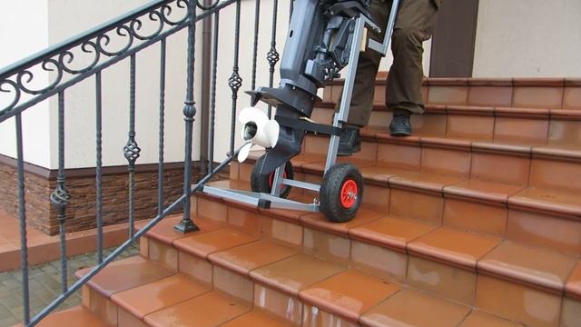 видео, поднимаем мотор и лодку по лестнице смотреть онлайн