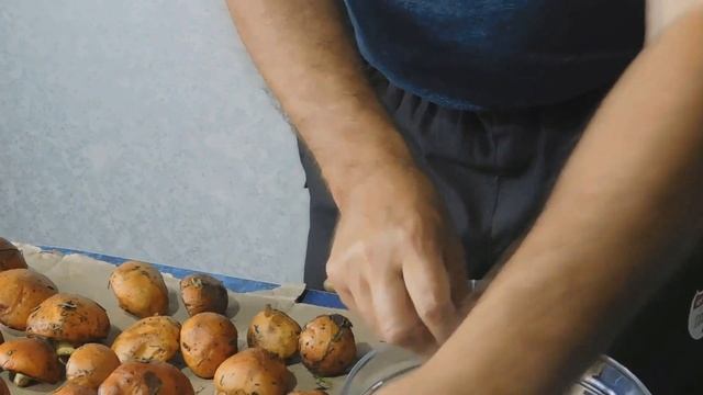 КАК БЫСТРО И ЛЕГКО ПОЧИСТИТЬ МАСЛЯТА. Секрет блудного грибника. смотреть онлайн