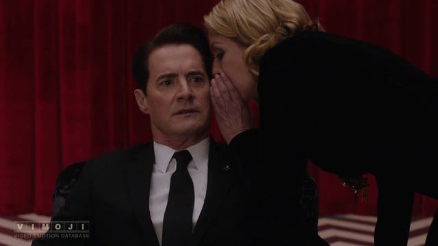 Что-то прошептала ему на ухо... | Твин Пикс смотреть онлайн